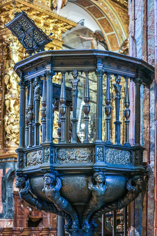 Spain-Galicia Cathedral in Santiago de Compostela-pulpit
